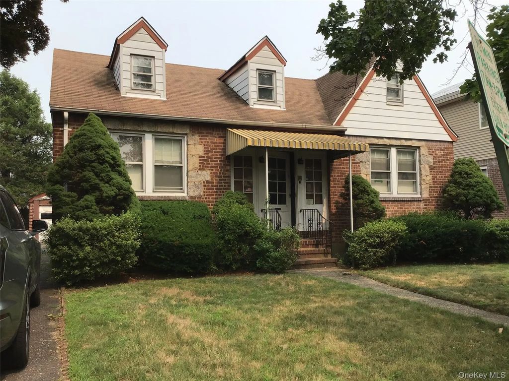 25 Collins Avenue, Williston Park