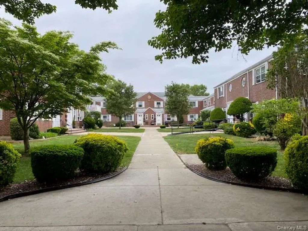 254-25 75th Avenue # 2nd Fl, Glen Oaks