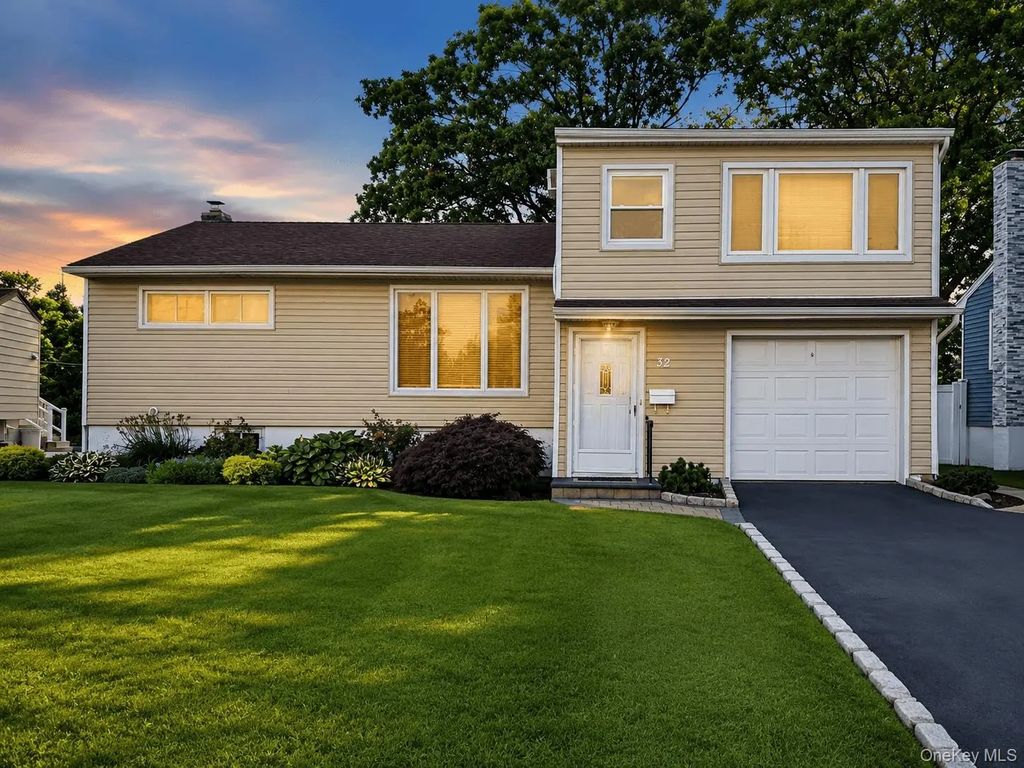 32 Elderberry Lane E, Valley Stream