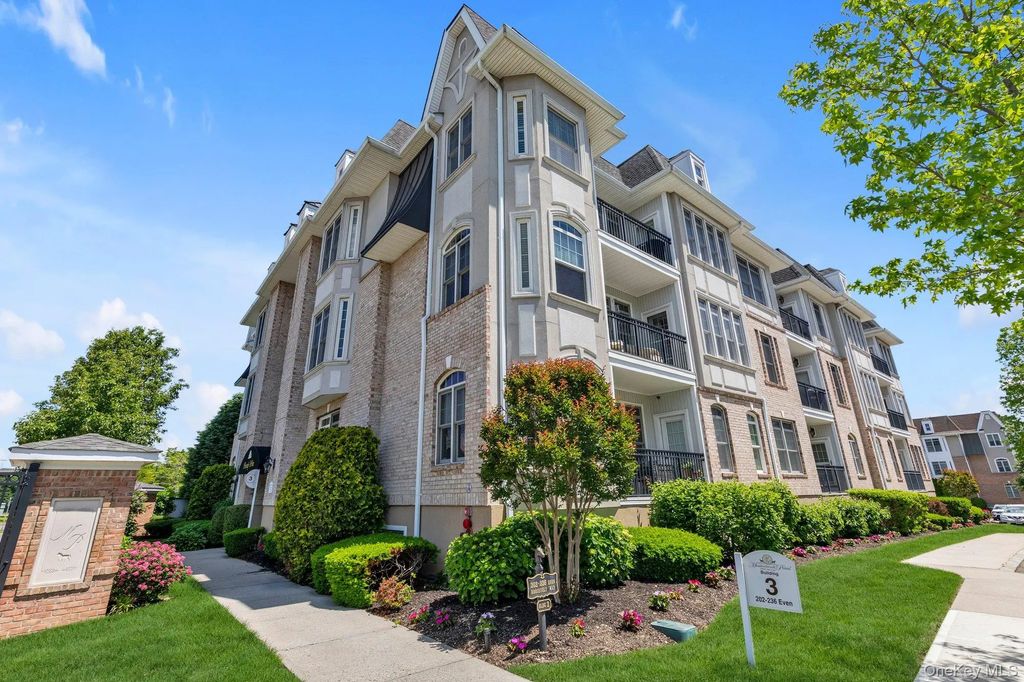 236 Roosevelt Way, Westbury