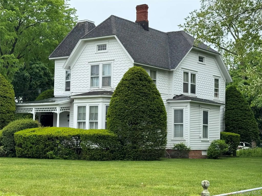 454 Main Street, Center Moriches