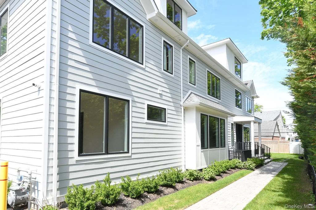 8 Sealy Drive, Lawrence