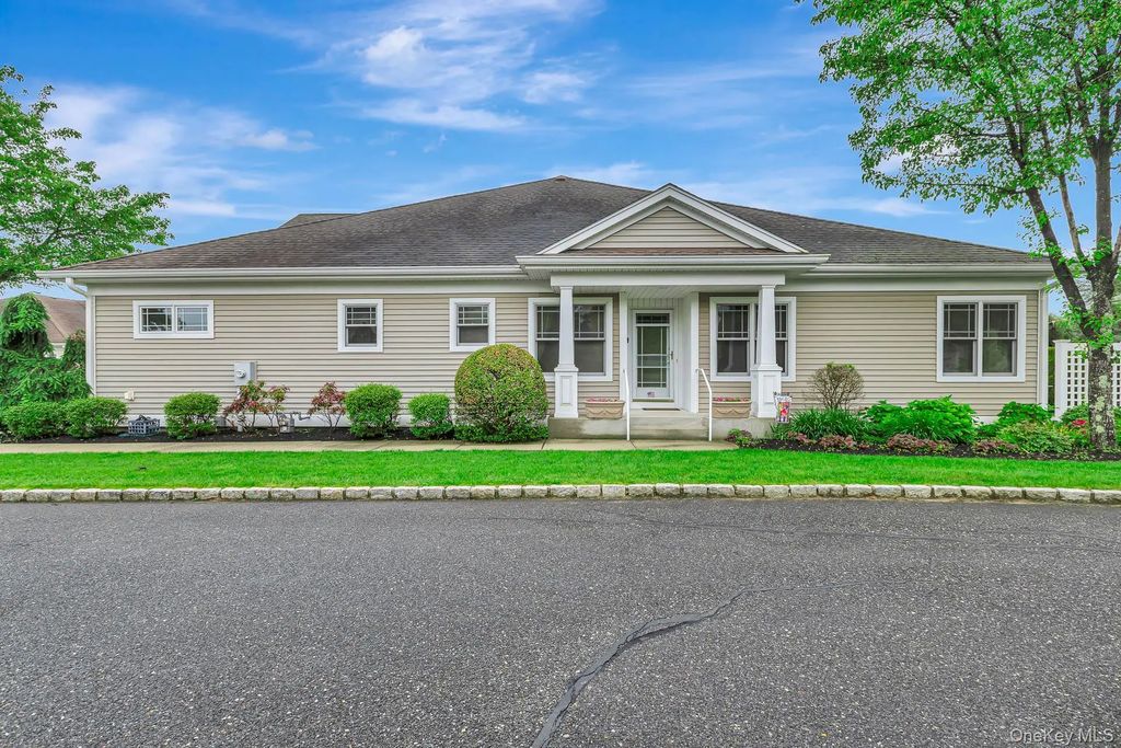 45 Oak Run, Stony Brook