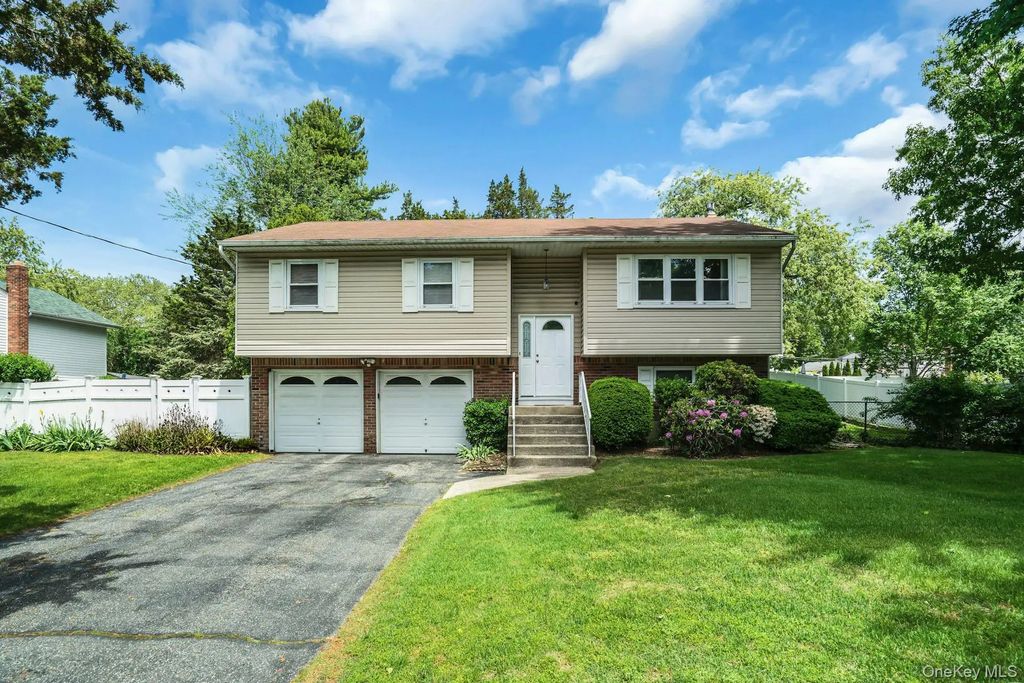 111 Daly Road, East Northport