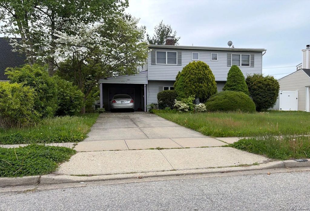 121 Farmedge Road, Levittown