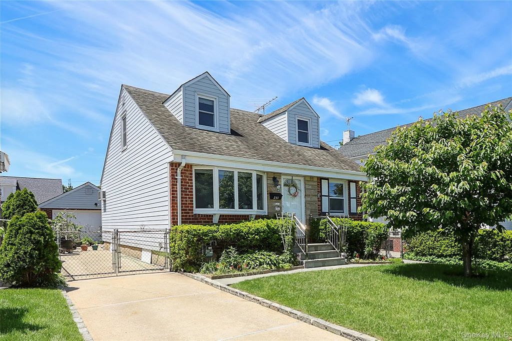 251 Mckinley Parkway, Mineola