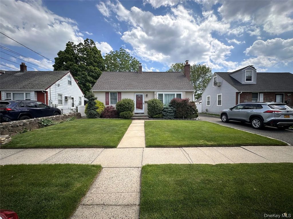 568 Irving Street, Westbury