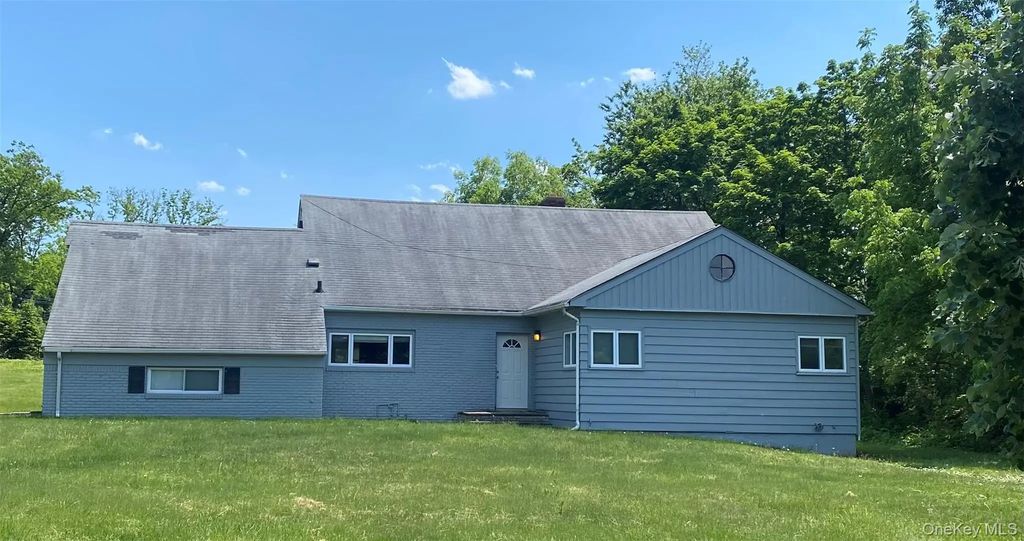 27 Martin Court, Great Neck