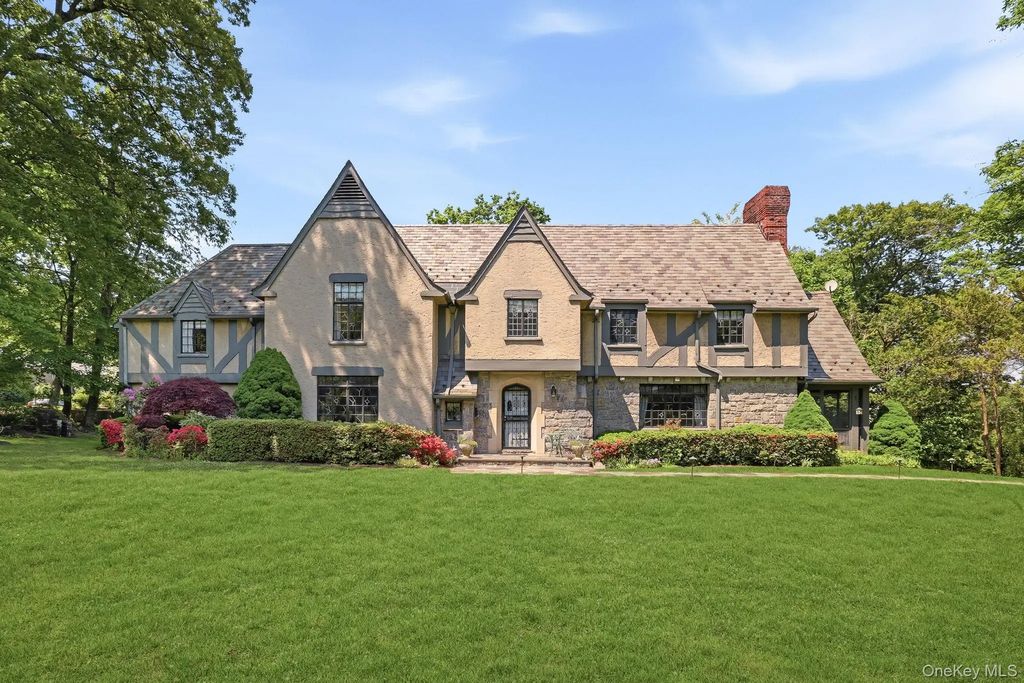 14 Overhill Road, New Rochelle
