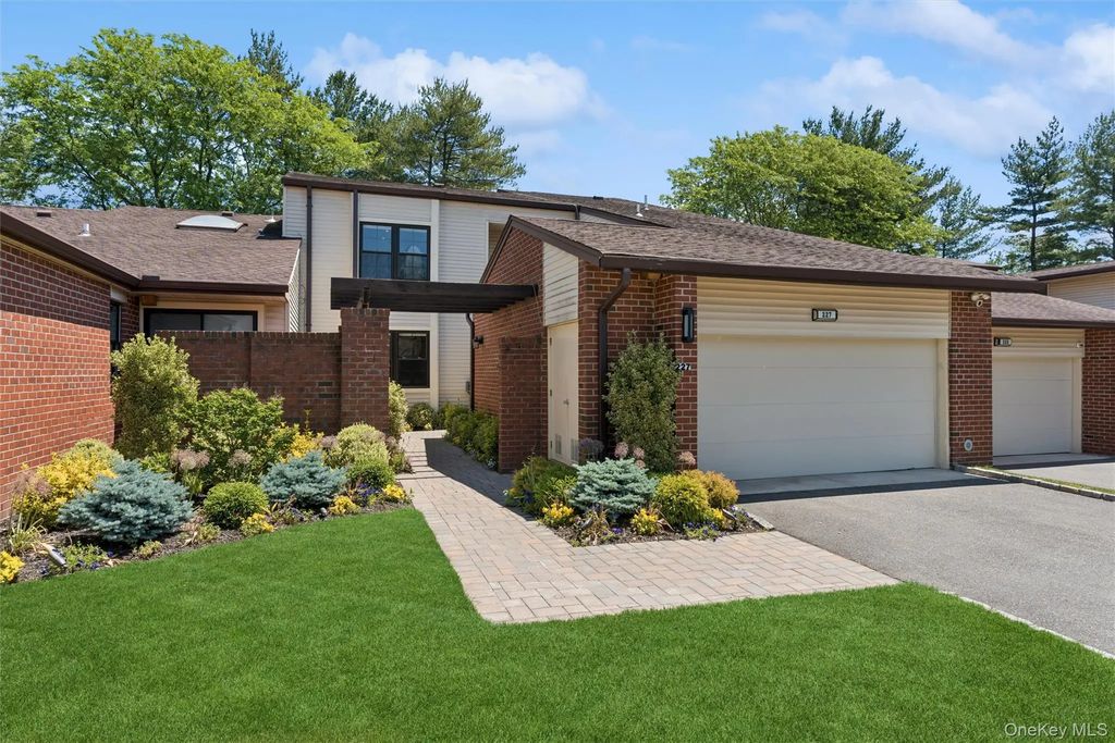 227 Ibis Court, Manhasset