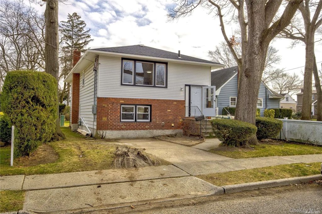 207 Catherine Avenue, Franklin Square