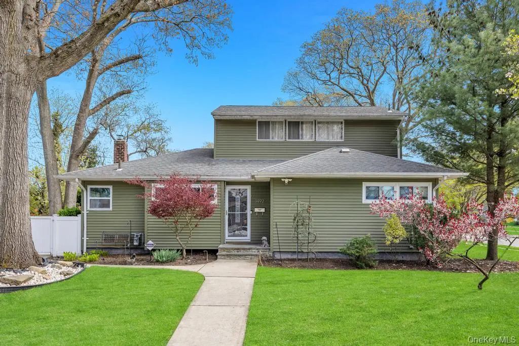 1492 Garden Street, East Meadow
