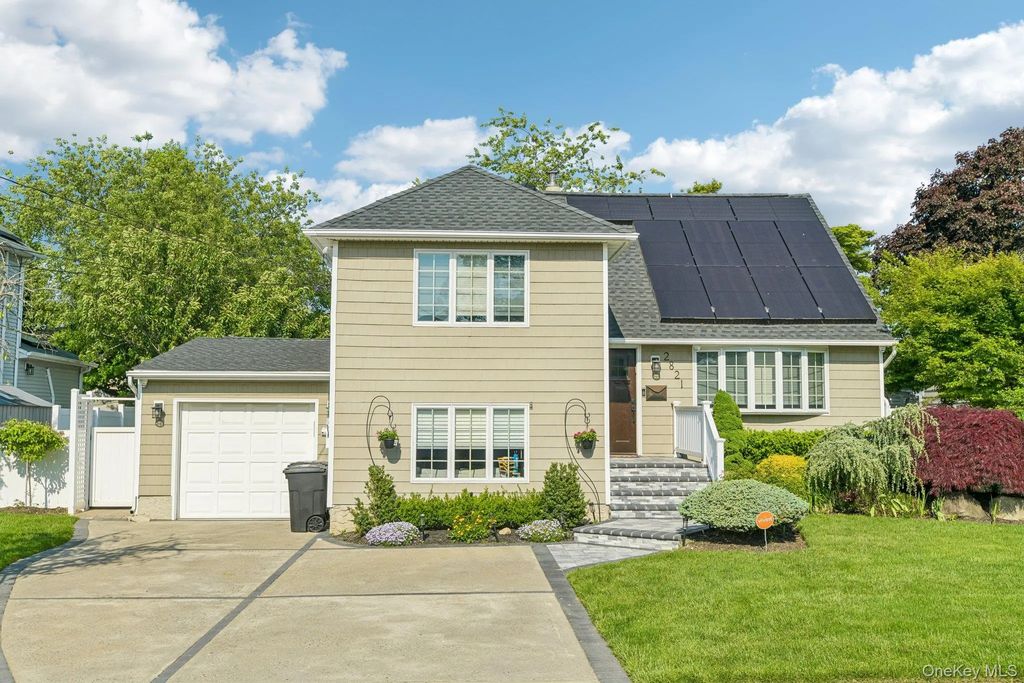 2821 Colonial Avenue, Merrick