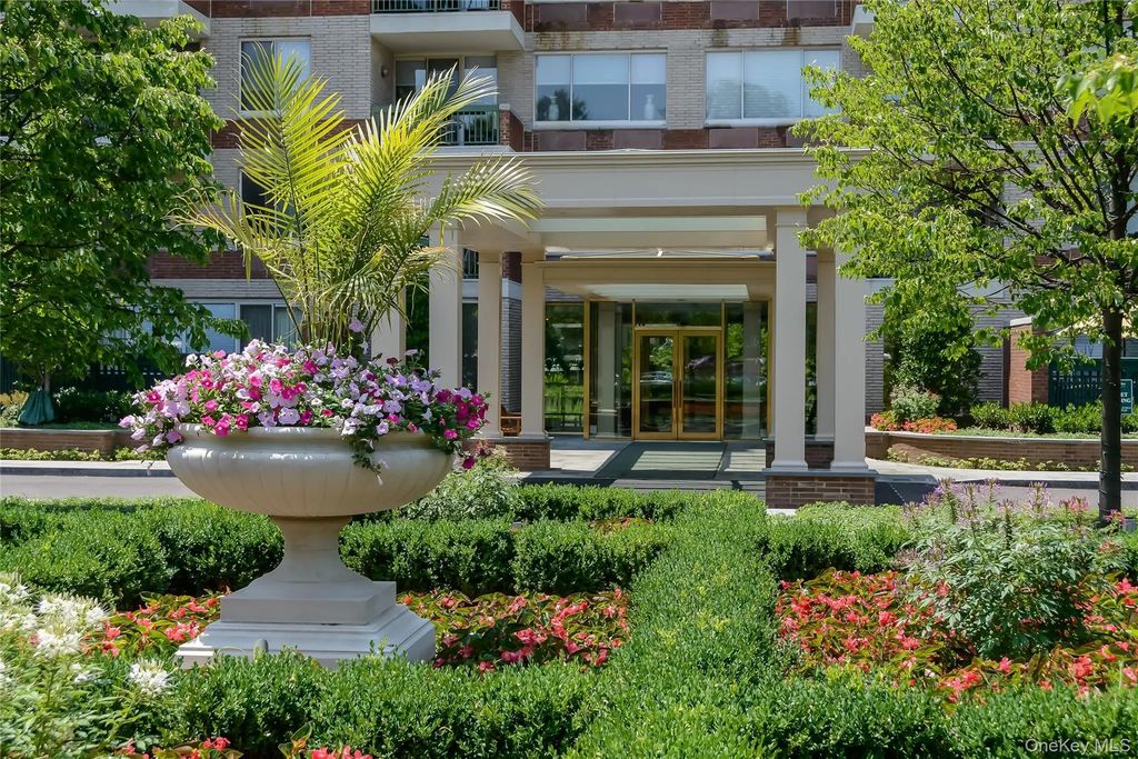 100 Hilton Avenue 304, Garden City