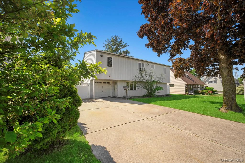 22 Lowland Road, Levittown