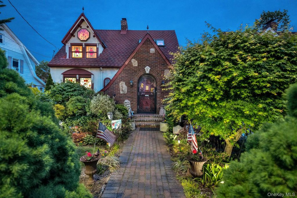 31 Roosevelt Avenue, Hicksville