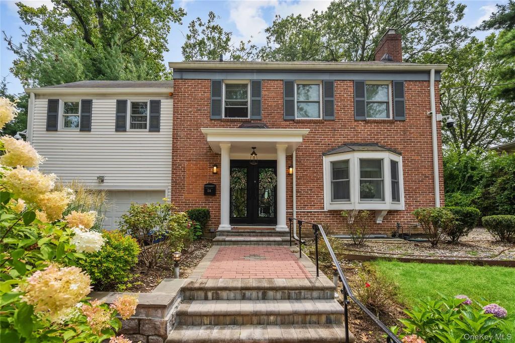 134 Wooleys Lane, Great Neck