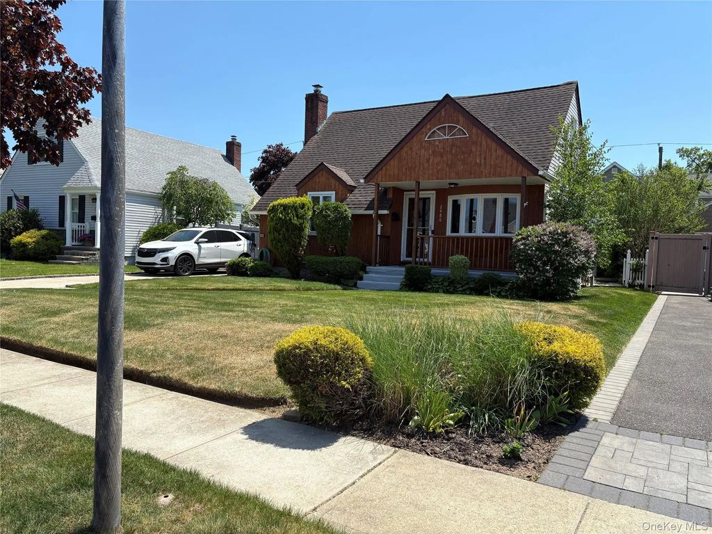 2486 Natta Boulevard, Bellmore