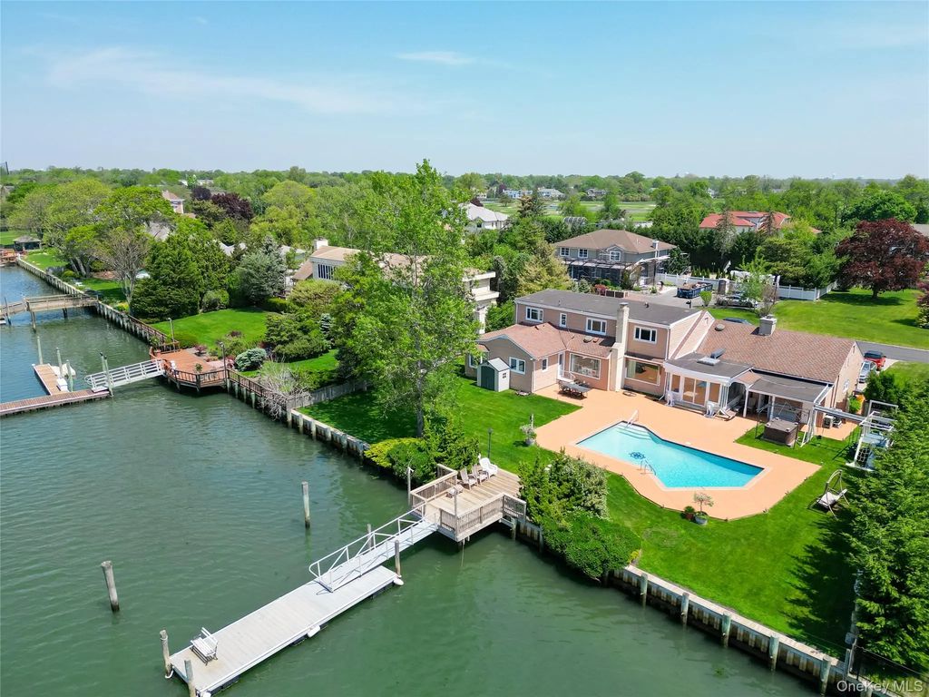 996 Wateredge Place, Hewlett Harbor
