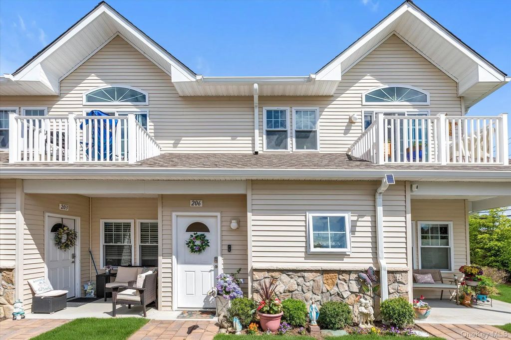 206 Anchor Court, Copiague