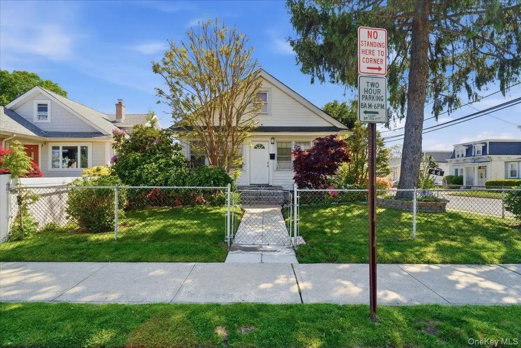 44 Saint Pauls Road S, Hempstead