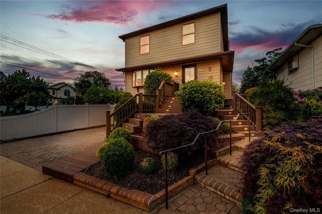 2575 Bayview Avenue, Wantagh