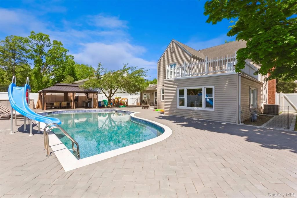 1566 Pebble Lane, Hewlett