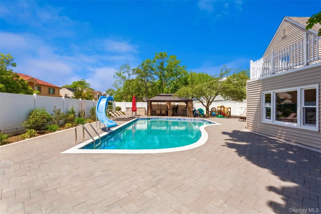 1566 Pebble Lane, Hewlett