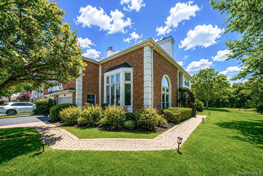 86 Hamlet Drive, Commack