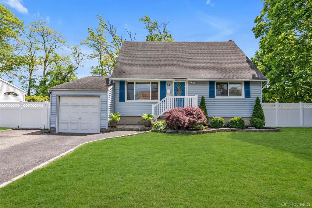 64 Kobb Boulevard, West Islip