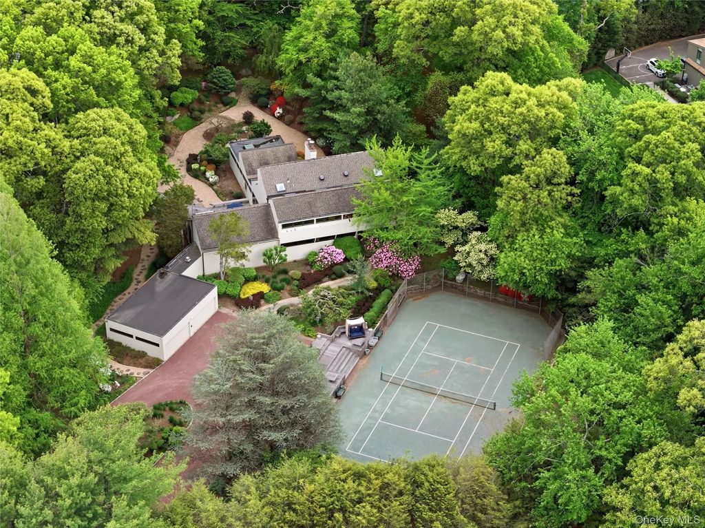 6 Deepwood Court, Old Westbury