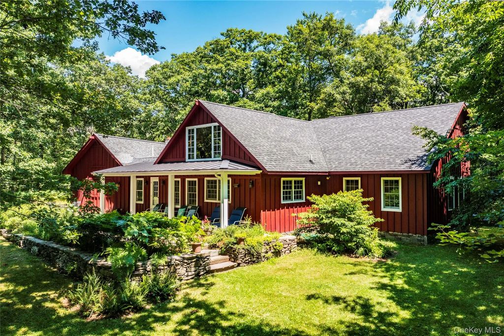 695 Wolf Hill Road, Hillsdale