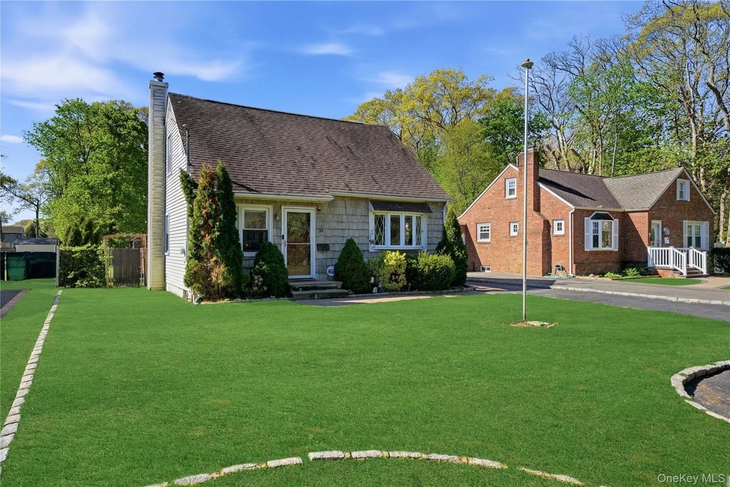 90 Fischer Avenue, Islip Terrace