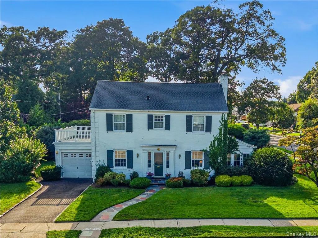 110 Knollwood Road, Rockville Centre