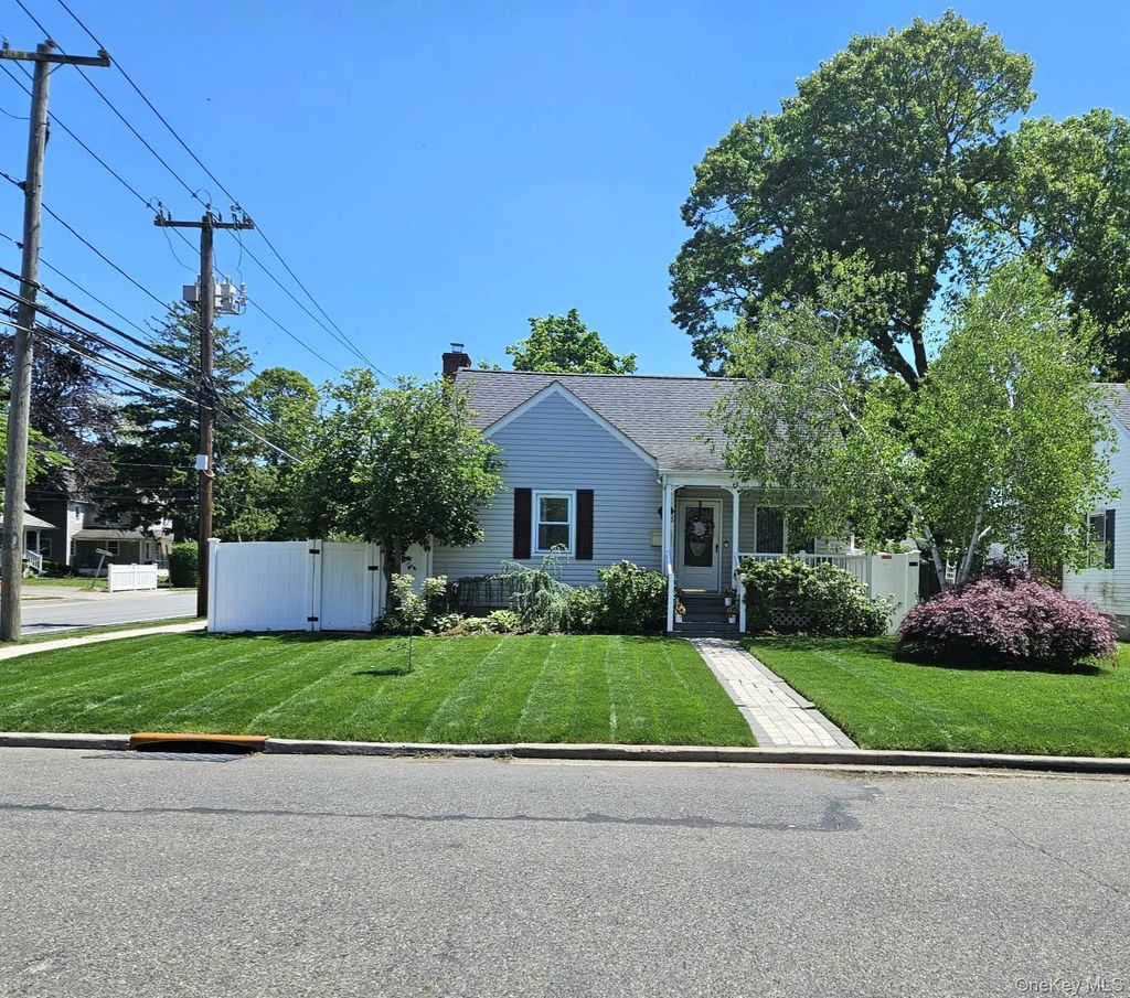 3 Benjamin Avenue, Amityville