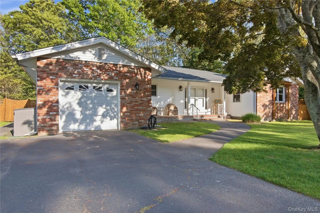 157 Belleview Avenue, Center Moriches