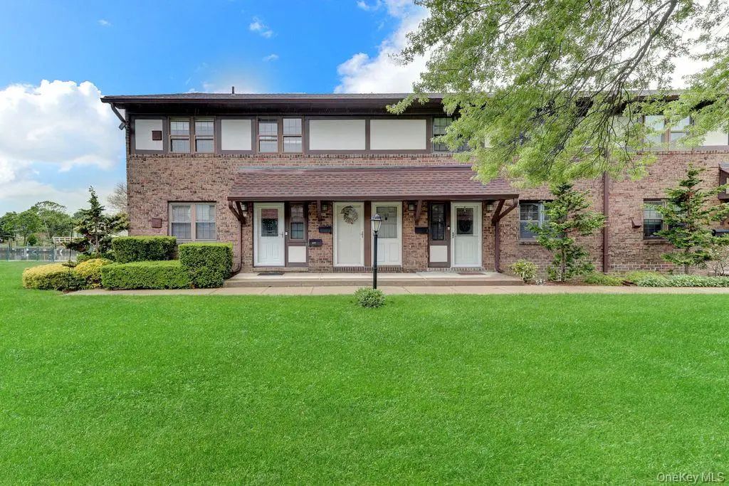 102 Mariners Way, Copiague