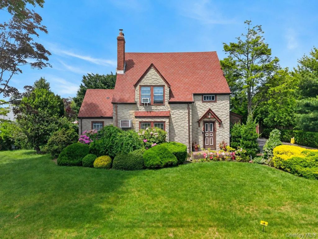66 Walter Avenue, Hicksville