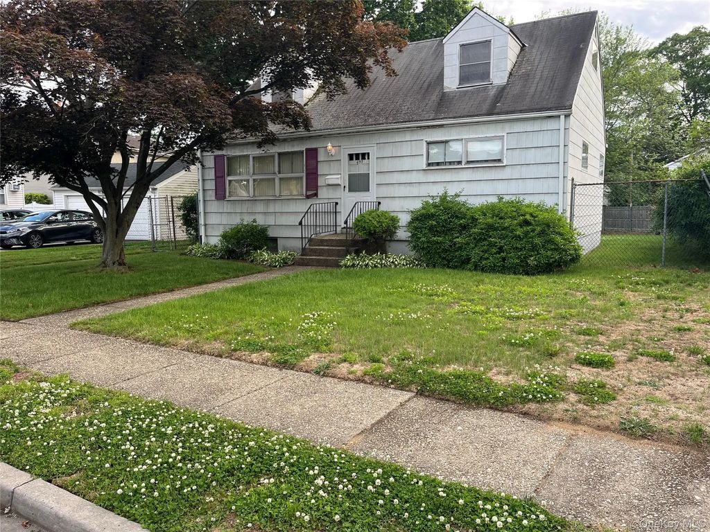 497 Maryann Lane, West Hempstead