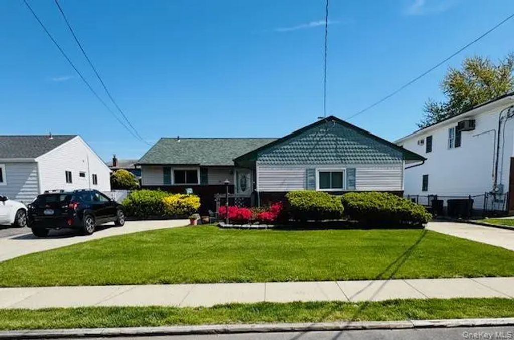 10 Schley Avenue, Lindenhurst