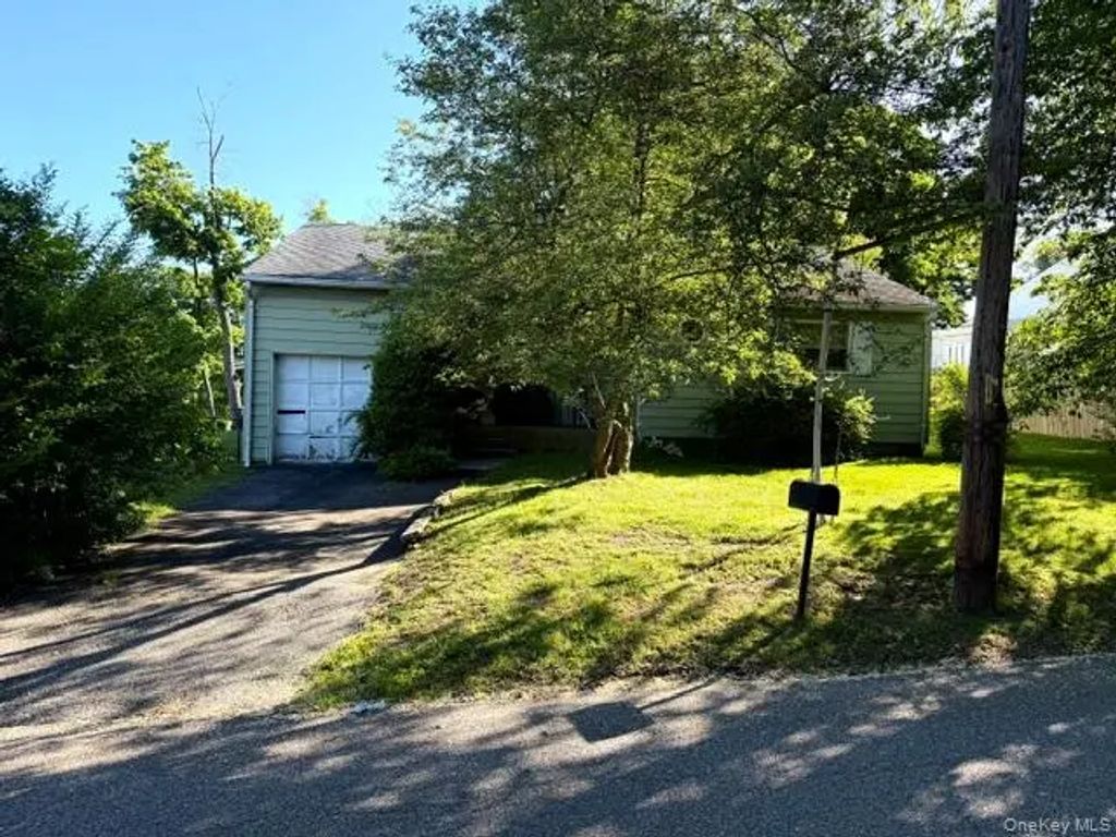 1 Catalpa Drive, East Northport