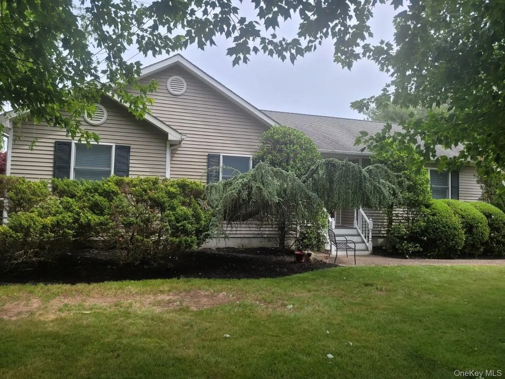 312 Riley Avenue, Baiting Hollow