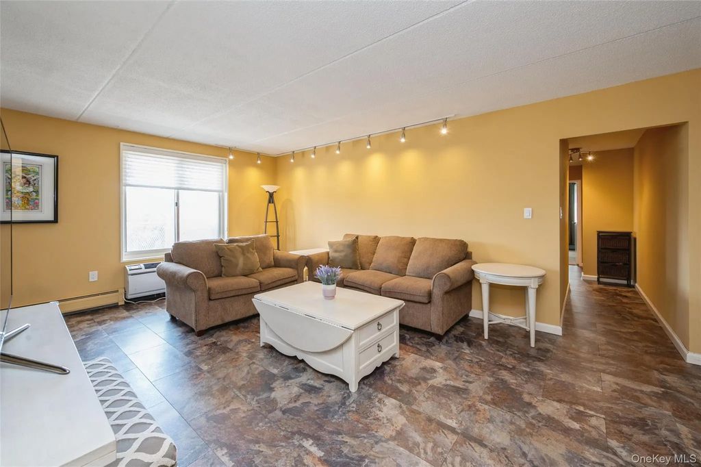 135 Post Avenue # 4c, Westbury