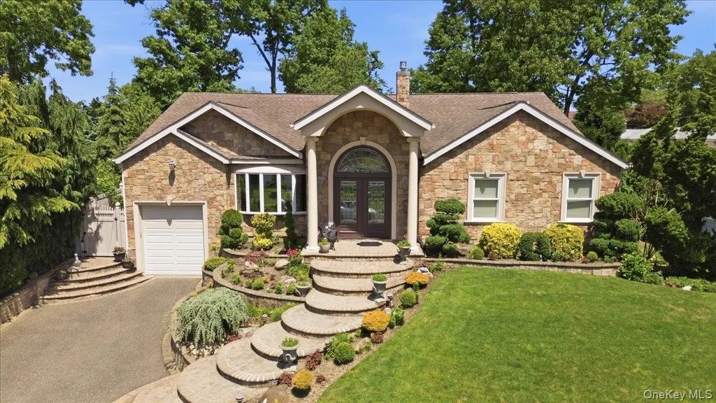 9 Robert Circle, Syosset