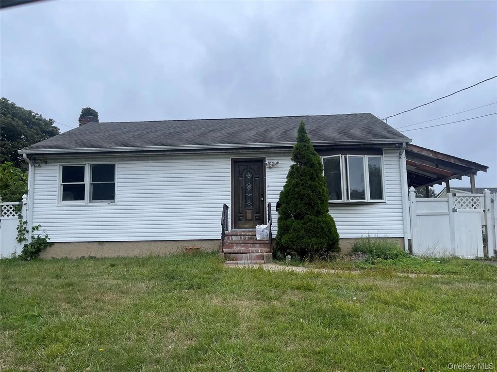 3 Surrey Drive, Amityville
