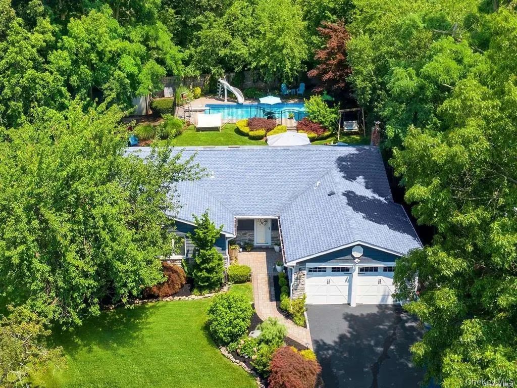 15 Bluff Circle, Hauppauge