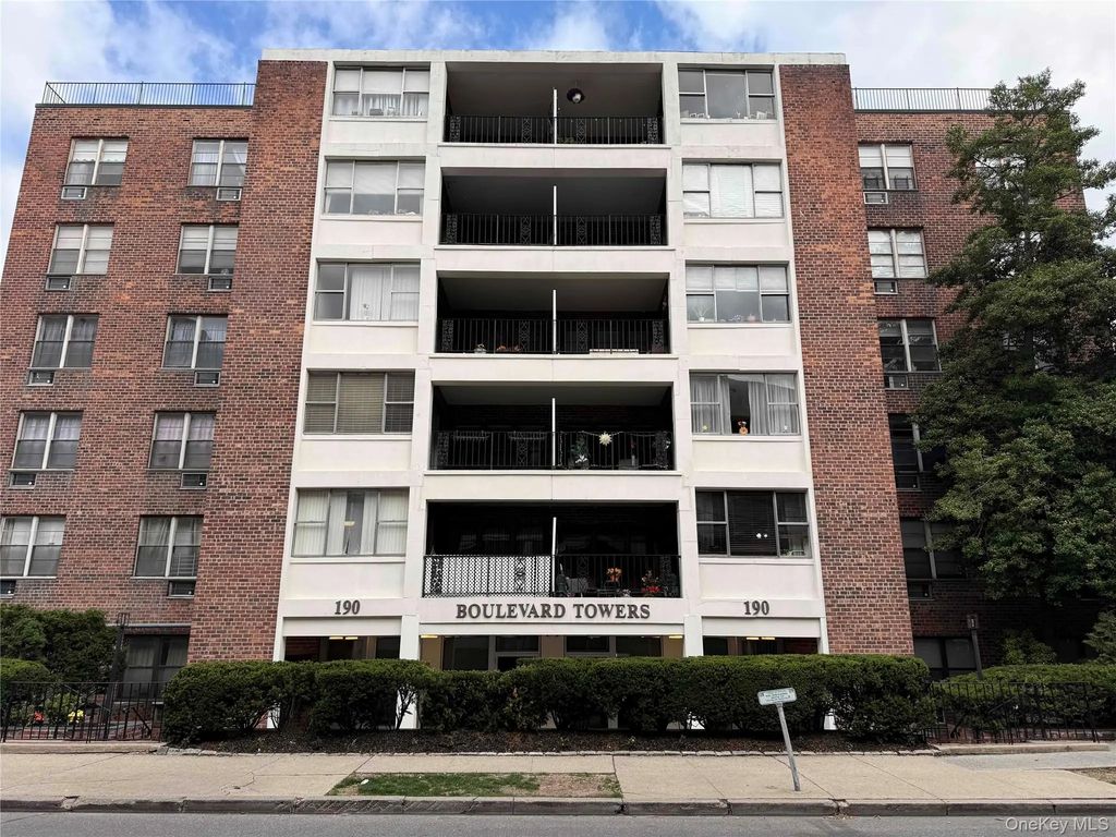 190 First Street 1j, Mineola