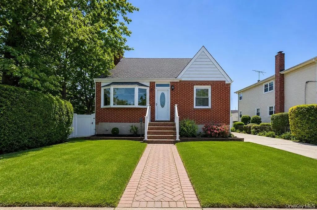 27 Alice Court, East Rockaway
