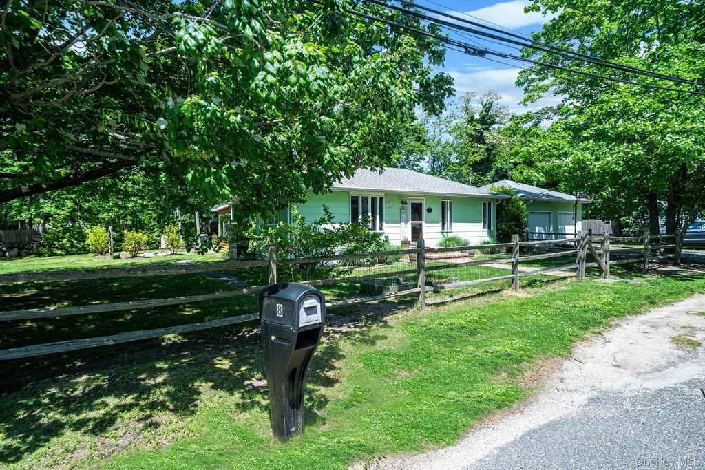 8 Hill Street E, Wading River