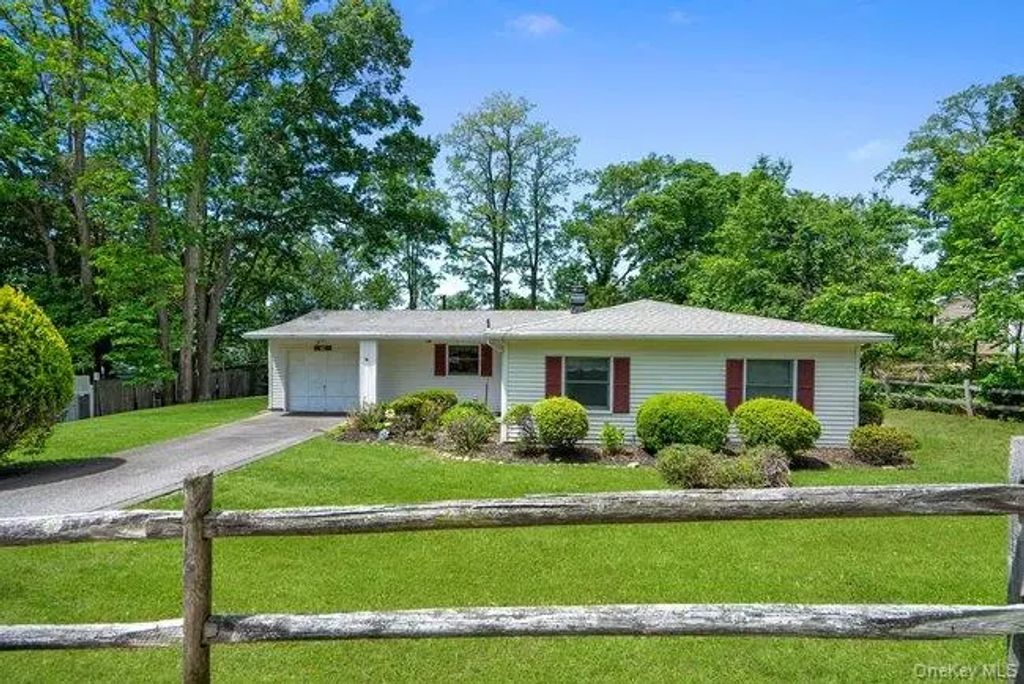 14 Campus Drive, Farmingville